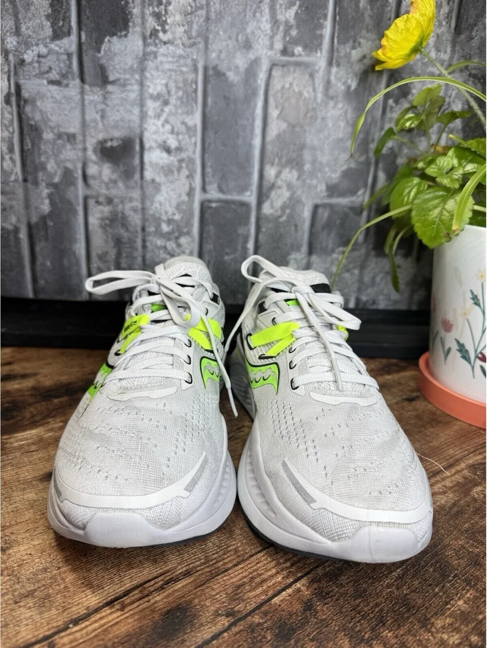 Saucony Guide 15 Gray/Neon Green Solid Low Top Lace-Up Men's Running Sneaker